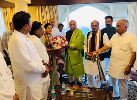 காங்கிரஸ் கட்சியில் இணைந்தார் நடிகை விஜயசாந்தி!