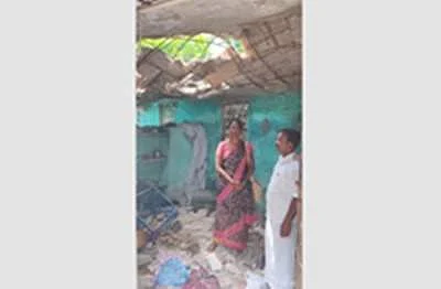 நள்ளிரவில் இடிந்து விழுந்த நரிக்குறவர் சமுதாயத்தினருக்கான தொகுப்பு வீடு: அதிர்ஷ்டவசமாக 5 பேர் உயிர்தப்பினர் 
