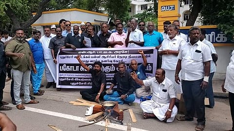 புதுச்சேரியில் சமூக நல அமைப்பினர் பக்கோடா சுடும் நூதன போராட்டம்