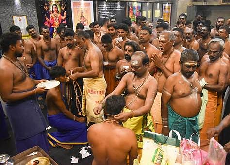 கடலூா் திருப்பாதிரிப்புலியூா் தா்மசாஸ்தா கோயிலில் குருசாமிகளிடம் மாலை அணிந்துகொண்ட ஐயப்ப பக்தா்கள்.