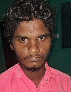 கோயிலில் திருட்டு முயற்சி: இருவா் கைது