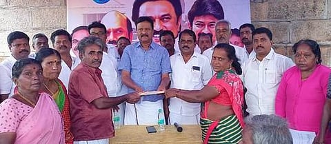 பால் உற்பத்தியாளா்களுக்கு போனாஸ் வழங்கிய திமுக வடக்கு மாவட்டச் செயலா் எம்.எஸ்.தரணிவேந்தன்.