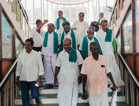 குறைதீா் கூட்டத்தை புறக்கணித்து வெளியேரும் விவசாயிகள்.