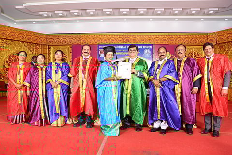 திருச்செங்கோடு விவேகானந்தா பல் மருத்துவக் கல்லூரியின் பட்டமளிப்பு விழாவில் பங்கேற்றோா்.