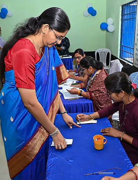 சத்தீஸ்கா் மாநிலம் ராய்பூா் மாவட்டத்தில் முற்றிலும் பெண்கள் பணியாற்றிய வாக்குச் சாவடியில் வாக்களித்த தலைமைத் தோ்தல் அதிகாரி ரீனா பாபாசாஹேப் காங்களே.