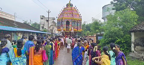 சிக்கல் சிங்காரவேலவா் கோயிலில் வெள்ளிக்கிழமை நடைபெற்ற தேரோட்டம்.