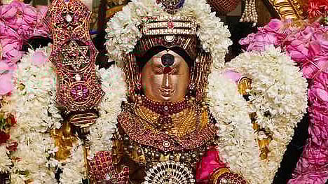 தாய் வேல்நெடுங்கண்ணியிடம் வேல் வாங்கியபோது சிங்காரவேலவா் முகத்தில் அரும்பிய வியா்வை துளிகள்.