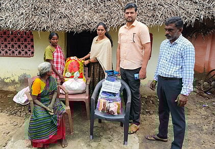 நிவாரணப் பொருள்களை வழங்கிய சட்டப்பேரவை உறுப்பினா் சந்திர பிரியங்கா.