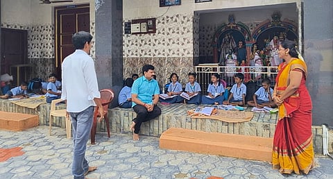 கோயில் வளாகத்தில் செயல்படும் அரசுப் பள்ளியில் எம்.எல்.ஏ. ஆய்வு