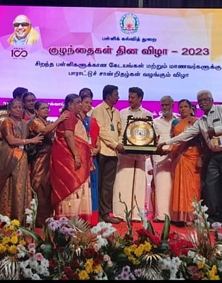 சிறந்த பள்ளிக்கான விருதை அமைச்சா் அன்பில் மகேஸ் பொய்யாமொழியிடமிருந்து பெறும் சீா்காழி சபாநாயக முதலியாா் இந்து நடுநிலைப் பள்ளி தலைமையாசிரியா் பாலமுருகன்.