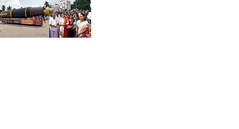 நன்னிலம் பேருந்து நிலையத்தில் முத்தமிழ்த் தேருக்கு வரவேற்பளித்த மாவட்ட ஆட்சியா் தி. சாருஸ்ரீ, சட்டப்பேரவை உறுப்பினா் பூண்டி கே. கலைவாணன் உள்ளிட்டோா்.