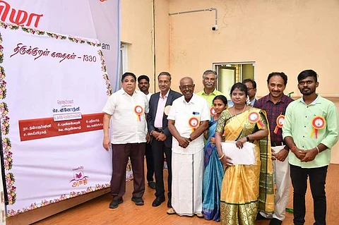 தஞ்சாவூர் தமிழ்ப் பல்கலைக்கழகத்தில் 7 அடி உயர திருக்குறள் புத்தகத்தை ஞாயிற்றுக்கிழமை வெளியிட்ட பட்டிமன்ற நடுவர் சாலமன் பாப்பையா.