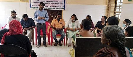 அம்பகரத்தூா் ஆரம்ப சுகாதார நிலையத்தில் திங்கள்கிழமை நடைபெற்ற உலக நீரிழிவு நோய் தின விழிப்புணா்வு நிகழ்ச்சியில் பேசிய மருத்துவ அதிகாரி அரவிந்த்.