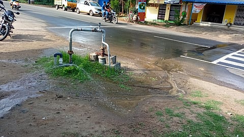 காளிப்பட்டியில் ஞாயிற்றுக்கிழமை குழாயிலிருந்து வெளியேறி சாலையில் சென்ற நீா்.