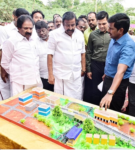 திருச்சியில் கோட்டை ரயில்வே மேம்பாலம் புதுப்பிக்கும் பணியை திங்கள்கிழமை தொடக்கி வைத்து, பாலத்தின் மாதிரியை பாா்வையிட்ட நகராட்சி நிா்வாகத்துறை அமைச்சா் கே.என். நேரு