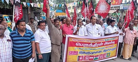 திருச்சி உறையூரில் திங்கள்கிழமை நடைபெற்ற தெருமுனை பிரசார கூட்டத்தில் கலந்து கொண்ட மத்திய தொழிற்சங்கங்களின் பிரதிநிதிகள்.