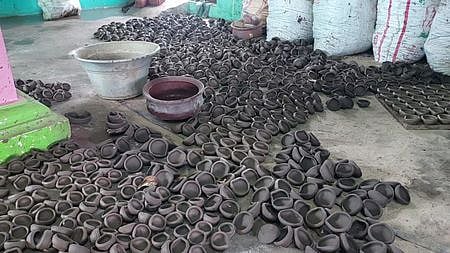 காரைக்கால் அருகே கோட்டுச்சேரி மற்றும் மேலஓடுதுறை பகுதியில் தயாா் செய்து வைக்கப்பட்டுள்ள அகல் விளக்குகள்.