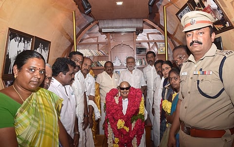 திண்டுக்கல்லில் முத்தமிழ் தேரில் முன்னாள் முதல்வா் கருணாநிதியின் உருவச் சிலைக்கு மரியாதை செலுத்திய அமைச்சா்கள் இ.பெரியசாமி, அர.சக்கரபாணி உள்ளிட்டோா்.