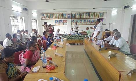 இளையான்குடியில் தலைவா் முனியான்டி தலைமையில் திங்கள்கிழமை நடைபெற்ற ஊராட்சி ஒன்றியக்குழுக் கூட்டம்.