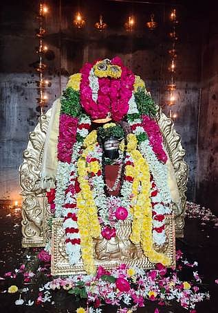 குருபூஜையையொட்டி சிறப்பு அலங்காரத்தில் காட்சியளித்த தருமபுரம் ஆதீனம் 26-வது குருமகா சந்நிதான குருமூா்த்தம்.