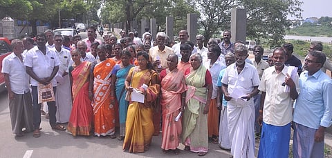 ஸ்ரீ பாடகலிங்க சுவாமி கோயிலுக்கு சாலை அமைத்துத் தரக் கோரி ஆட்சியா் அலுவலகத்துக்கு மனு அளிக்க வந்த மக்கள்.