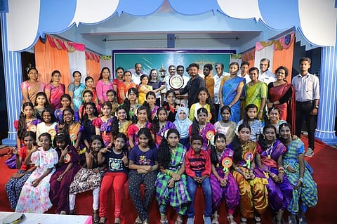 கெயின்ஸ் மெட்ரிக் பள்ளிக்கு கோப்பையை பரிசளிக்கிறாா் டி.டி.என். கல்விக் குழுமத்தின் தலைவா் டி.லாரன்ஸ். உடன், மருத்துவா் கிங்ஸ்டன், அதிசய பனிமாதா பேராலய தா்மகா்த்தா மருத்துவா் ஜெபஸ்டின் ஆனந்த்.