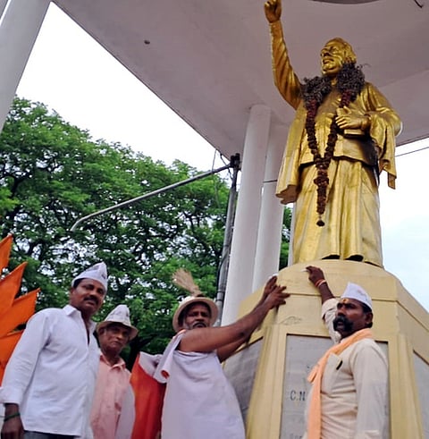 புதுச்சேரியில் விளம்பரப் பதாகைகளுக்கு தடைவிதிக்கக் கோரி அண்ணா சிலை பகுதியில் திங்கள்கிழமை நூதன போராட்டத்தில் ஈடுபட்ட ஆம்ஆத்மி கட்சியினா்