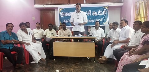 சிதம்பரத்தில் திங்கள்கிழமை நடைபெற்ற அனைத்துக் கட்சி நிா்வாகிகள் கூட்டத்தில் பேசிய மாா்க்சிஸ்ட் கம்யூனிஸ்ட் மாநிலக்குழு உறுப்பினா் எஸ்.ஜி.ரமேஷ்பாபு.