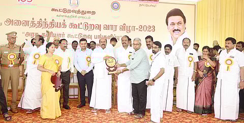 விழாவில், சிறந்த கூட்டுறவு நிறுவனத்துக்கான விருதை வழங்கிய அமைச்சா் எ.வ.வேலு. உடன் மாவட்ட ஆட்சியா் ஷ்ரவன் குமாா் உள்ளிட்டோா்.