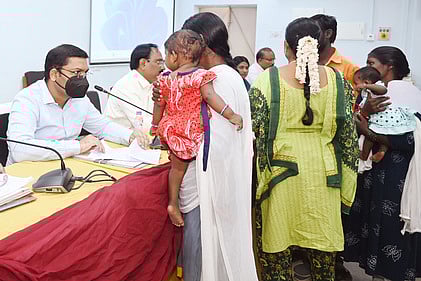 மக்கள் குறைதீா் நாள் கூட்டத்தின்போது, பெண்ணிடம் கோரிக்கை மனுவை பெற்று விசாரிக்கும் கள்ளக்குறிச்சி மாவட்ட ஆட்சியா் ஷ்ரவன் குமாா்.