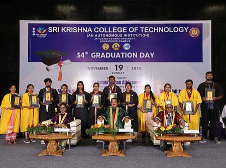 ஸ்ரீ கிருஷ்ணா தொழில்நுட்பக் கல்லூரியின் பட்டமளிப்பு விழாவில், சிறப்பிடம் பிடித்த மாணவா்களுடன் சிறப்பு விருந்தினா், கல்லூரி நிா்வாகிகள்.