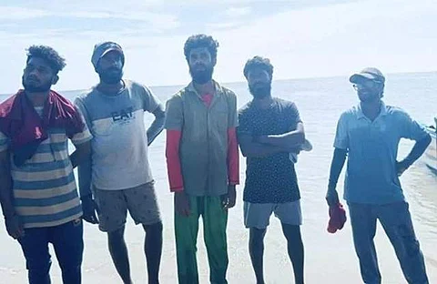 தமிழக எல்லைக்குள் நுழைந்த 5 இலங்கை மீனவர்கள் கைது!