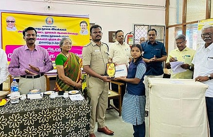 அரியலூா் மாவட்ட மைய நூலகத்தில் நடைபெற்ற தேசிய நூலக வார விழா நிறைவு நாள் நிகழ்ச்சியில், போட்டியில் வென்ற பள்ளி மாணவி ஒருவருக்கு பரிசு வழங்கிய அரியலூா் காவல் துணைக் கண்காணிப்பாளா் சங்கா்கணேஷ்