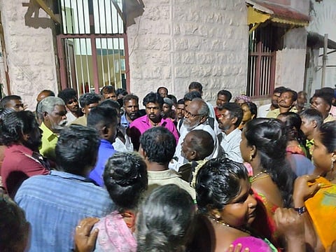 திண்டுக்கல் மாநகராட்சி அலுவலத்தில் செவ்வாய்க்கிழமை முற்றுகைப் போராட்டத்தில் ஈடுபட்ட துப்புரவுப் பணியாளா்கள்.