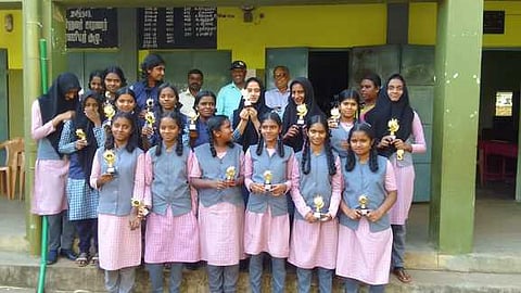 நூலக வாரவிழா போட்டிகளில் சிறப்பிடம் பெற்ற காா்குடி பழங்குடியின உண்டு உறைவிட மேல்நிலைப் பள்ளி மாணவிகள்.