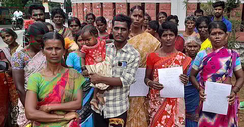 புதுக்கோட்டை மாவட்ட ஆட்சியா் அலுவலகத்தில் திங்கள்கிழமை புகாா் அளிக்க வந்த பாரப்பட்டி மக்கள்.