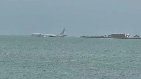ஹவாய் அருகே ஒன்பது வீரர்களுடன் கடலில் பாய்ந்த ராணுவ விமானம்