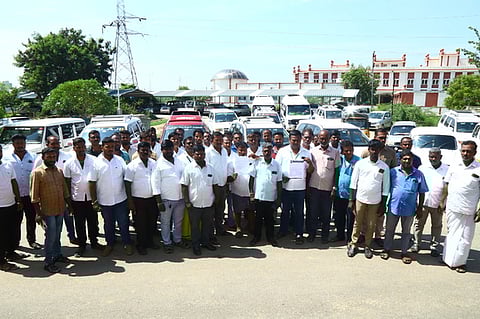 திருப்பூா்  மாவட்ட  ஆட்சியா்  அலுவலகத்தில்  திங்கள்கிழமை  மனு  அளிக்க வந்த  சுற்றுலா  வாகன  ஓட்டுநா்கள்.