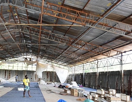 திருச்சி சத்திரம் பேருந்து நிலையம் அருகேயுள்ள தூய வளனாா் பள்ளி மைதானத்தில் புத்தகத் திருவிழாவுக்காக அமைக்கப்படும் பந்தல்.