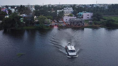 நீரிலும் நிலத்திலும் இயங்கும் ரோவர் கிராஃப்ட் படகு