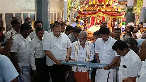 மலைக்கோட்டை மாணிக்க விநாயகர் கோயிலின் தேர் வெள்ளோட்ட விழாவில் பங்கேற்று தேரிழுத்த அமைச்சர்கள்.