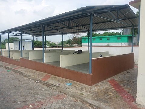 செயல்படாத வேடசந்தூா் உழவா் சந்தை.