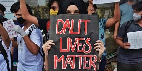 சம்பளம் கேட்ட தலித் ஊழியரின் வாயில் செருப்பைத் திணித்த முதலாளி!