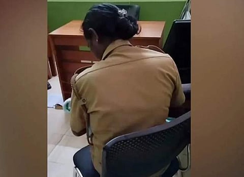 அழுத குழந்தைக்கு தாய்ப்பால் புகட்டிய பெண் காவலர்: கேரளத்தில் நெகிழ்ச்சி!