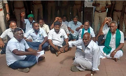 காஞ்சிபுரம் மாவட்ட ஆட்சியர் அலுவலகம் முன்பாக போராட்டத்தில் ஈடுபட்ட பரந்தூர் விமான நிலைய எதிர்ப்புக் குழுவினர்.