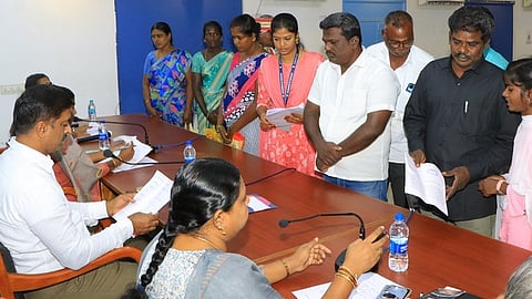 பொதுமக்களிடம் மனுக்களைப் பெற்ற வேலூா் மாவட்ட ஆட்சியா் பெ.குமாரவேல் பாண்டியன்