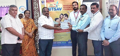 குடியாத்தம்  எல்ஐசி  அலுவலகத்தில்  புதிய  பாலிஸியான  ஜீவன்  உத்சவ்வை  கிளை  மேலாளா்  ஜி.கோவிந்தன்  வெளியிட  முதல் பாலிஸியை பெற்றுக் கொண்ட எல்ஐசி  முகவா்  சங்க  தென் மண்டல  பொதுச் செயலா்  பழனி.