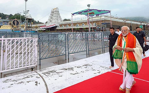 திருப்பதி ஏழுமலையான் கோயிலில் சாமி தரிசனம் செய்த வருகை தந்த பிரதமர் நரேந்திர மோடி.