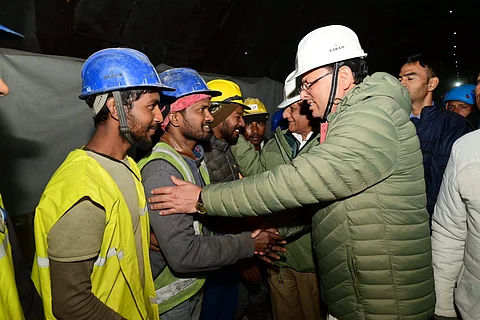 உத்தரகண்ட் முதல்வர், எலிவளை சுரங்கத் தொழிலாளர்களுக்கு பாராட்டுகள் தெரிவித்த போது...