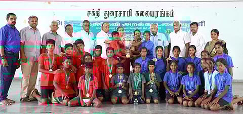 சக்தி மசாலா கோப்பையை பெருந்துறை அரசுப் பள்ளி அணிக்கு வழங்கிய சக்தி மசாலா நிா்வாக இயக்குநா் பி.சி. துரைசாமி, சக்திதேவி அறக்கட்டளையின் அறங்காவலா் சாந்தி துரைசாமி.